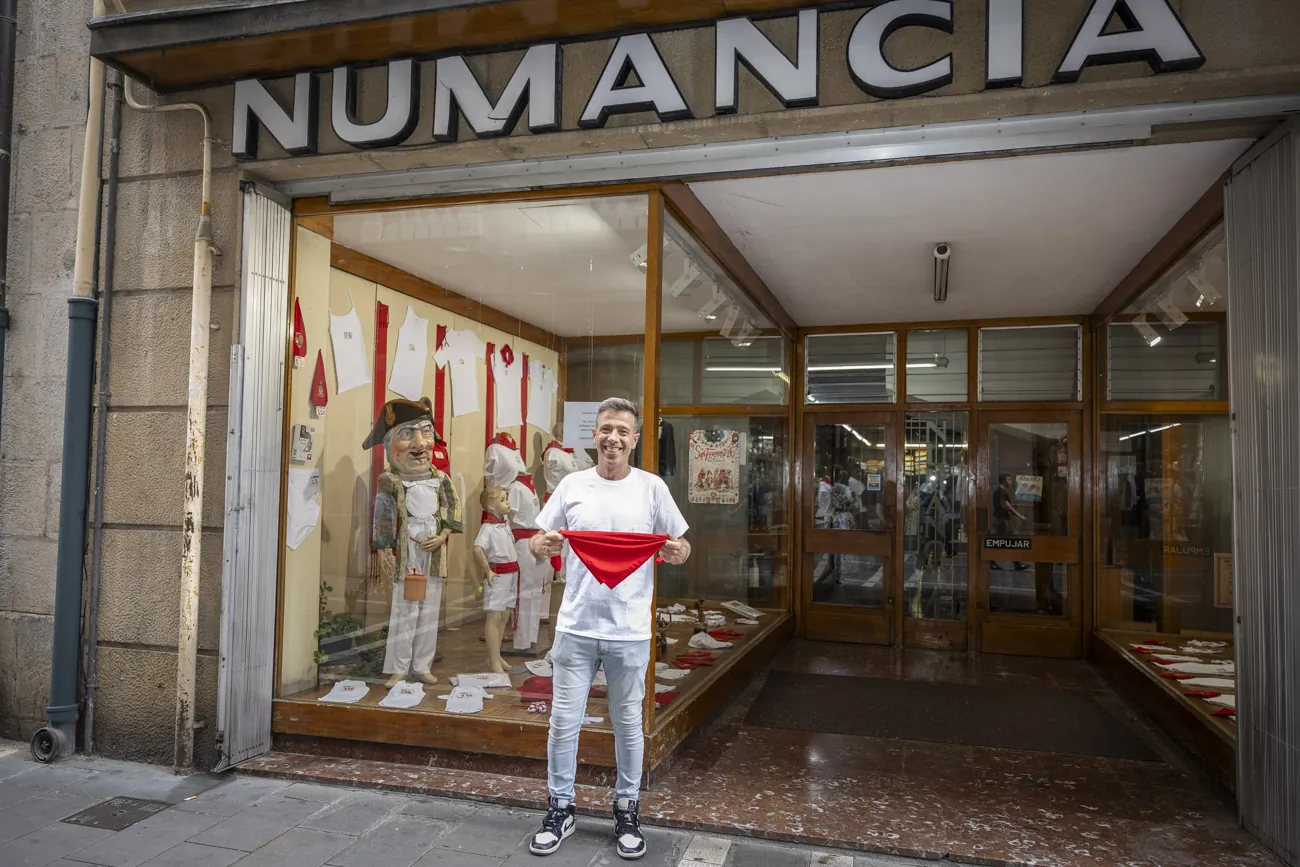 Así compiten los históricos comercios del Casco Viejo pamplonés contra las grandes marcas en San Fermín