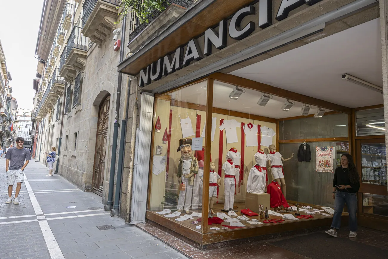 Así compiten los históricos comercios del Casco Viejo pamplonés contra las grandes marcas en San Fermín