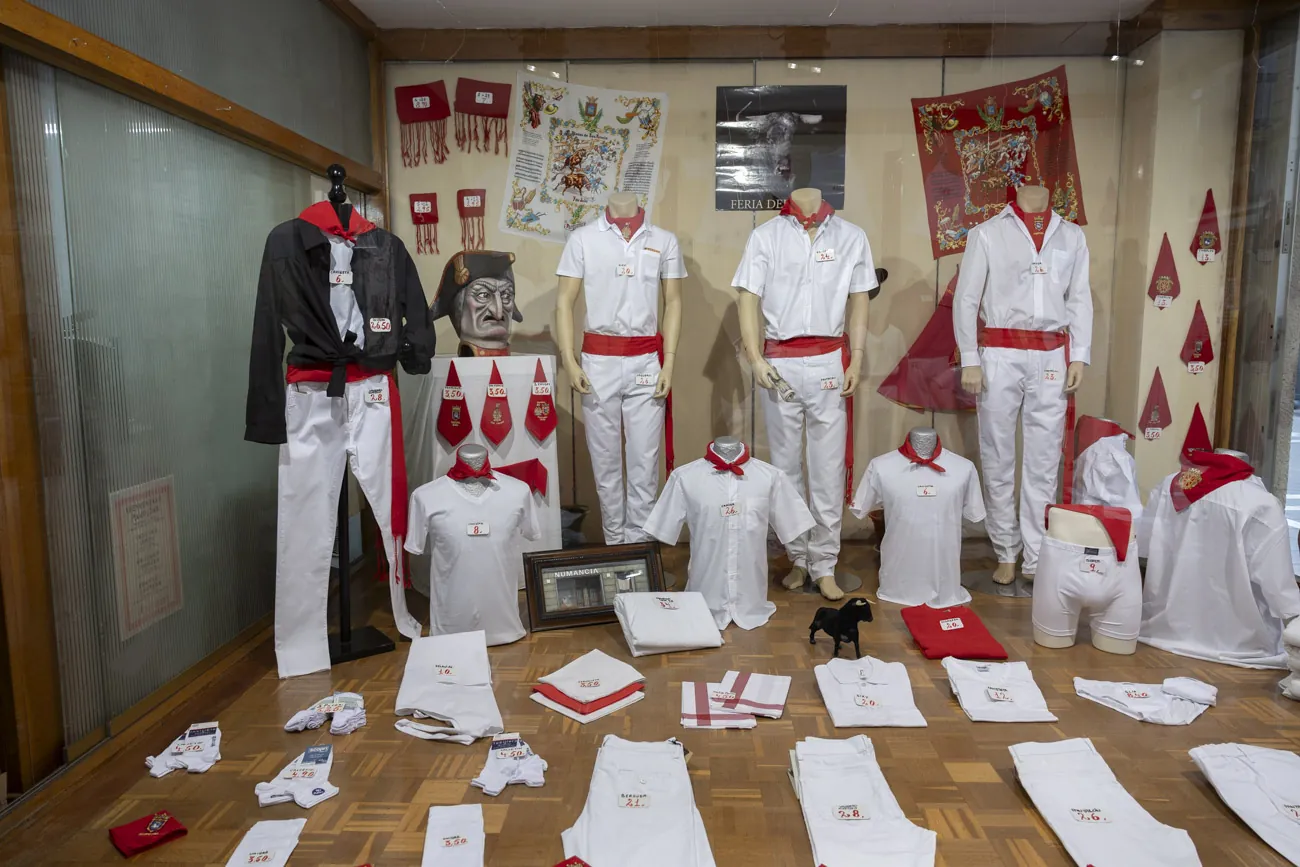 Así compiten los históricos comercios del Casco Viejo pamplonés contra las grandes marcas en San Fermín