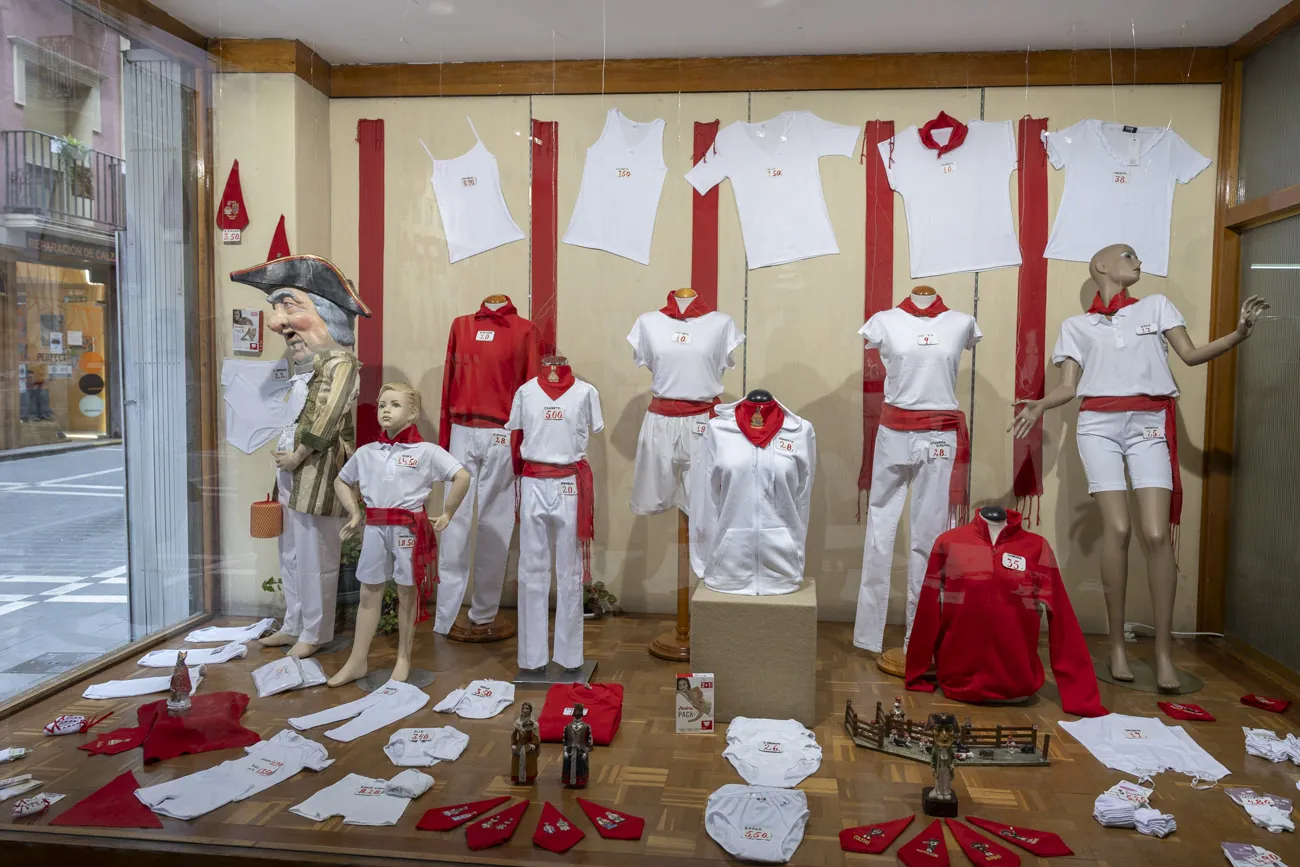 Así compiten los históricos comercios del Casco Viejo pamplonés contra las grandes marcas en San Fermín