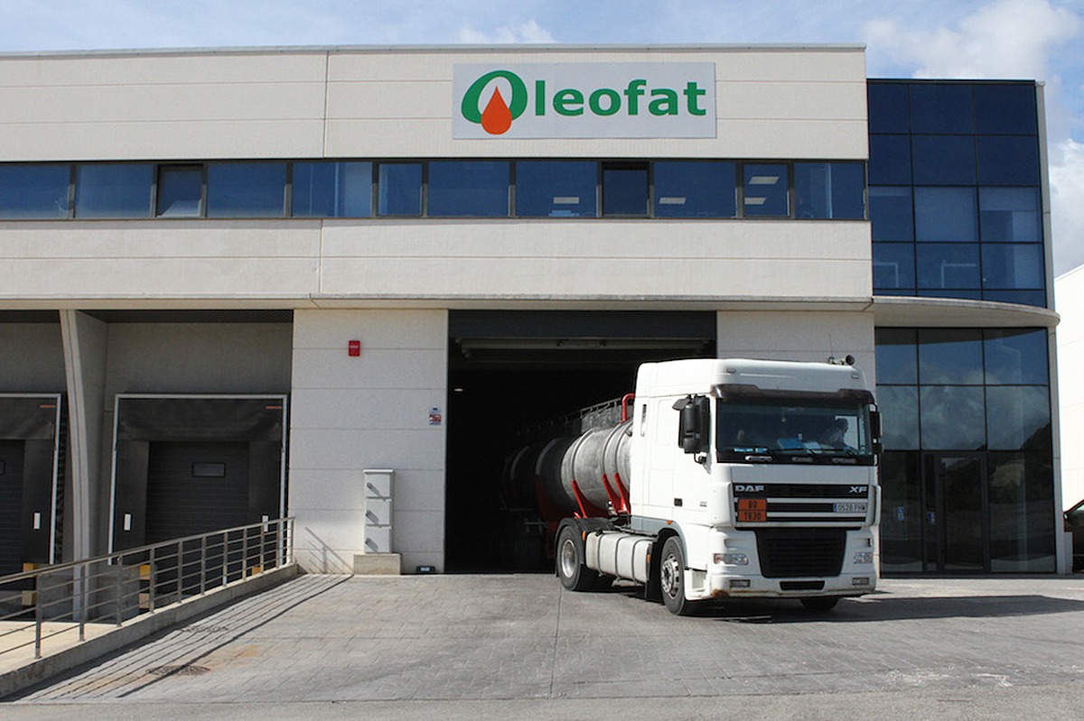 Se puede ver un camión cisterna operando en el muele de la fábrica de Oleofat