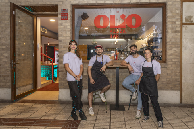 Tres jóvenes de la alta cocina abren el bar-pizzería Olio en el antiguo Mono Charlie