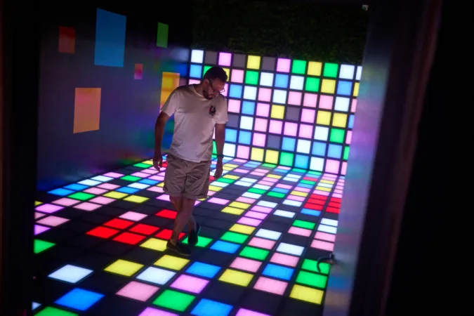 De enamorarse en la distancia a abrir una colorida sala de juegos interactivos en Pamplona