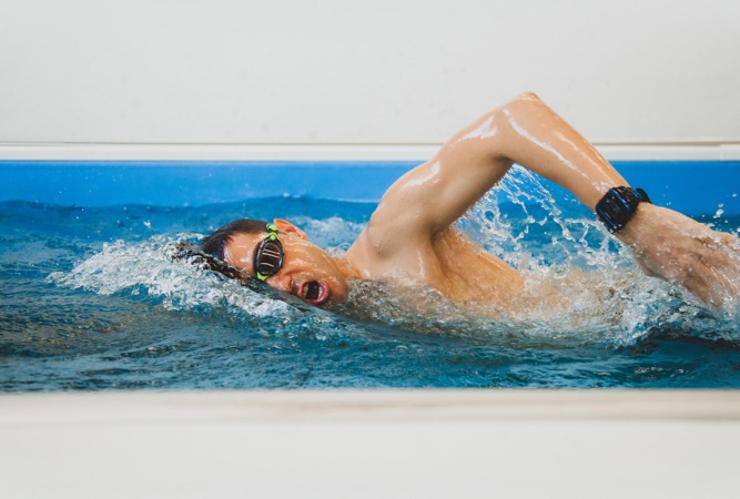 Pablo Fernández logra otro récord Guinness tras nadar 36 horas contracorriente