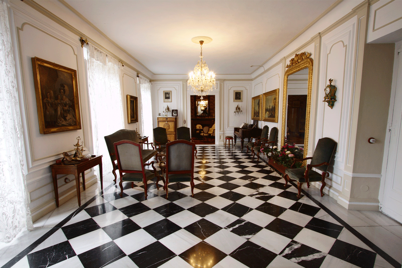 El palacio es un espacio idóneo para eventos corporativos con salones preparados para acoger reuniones.