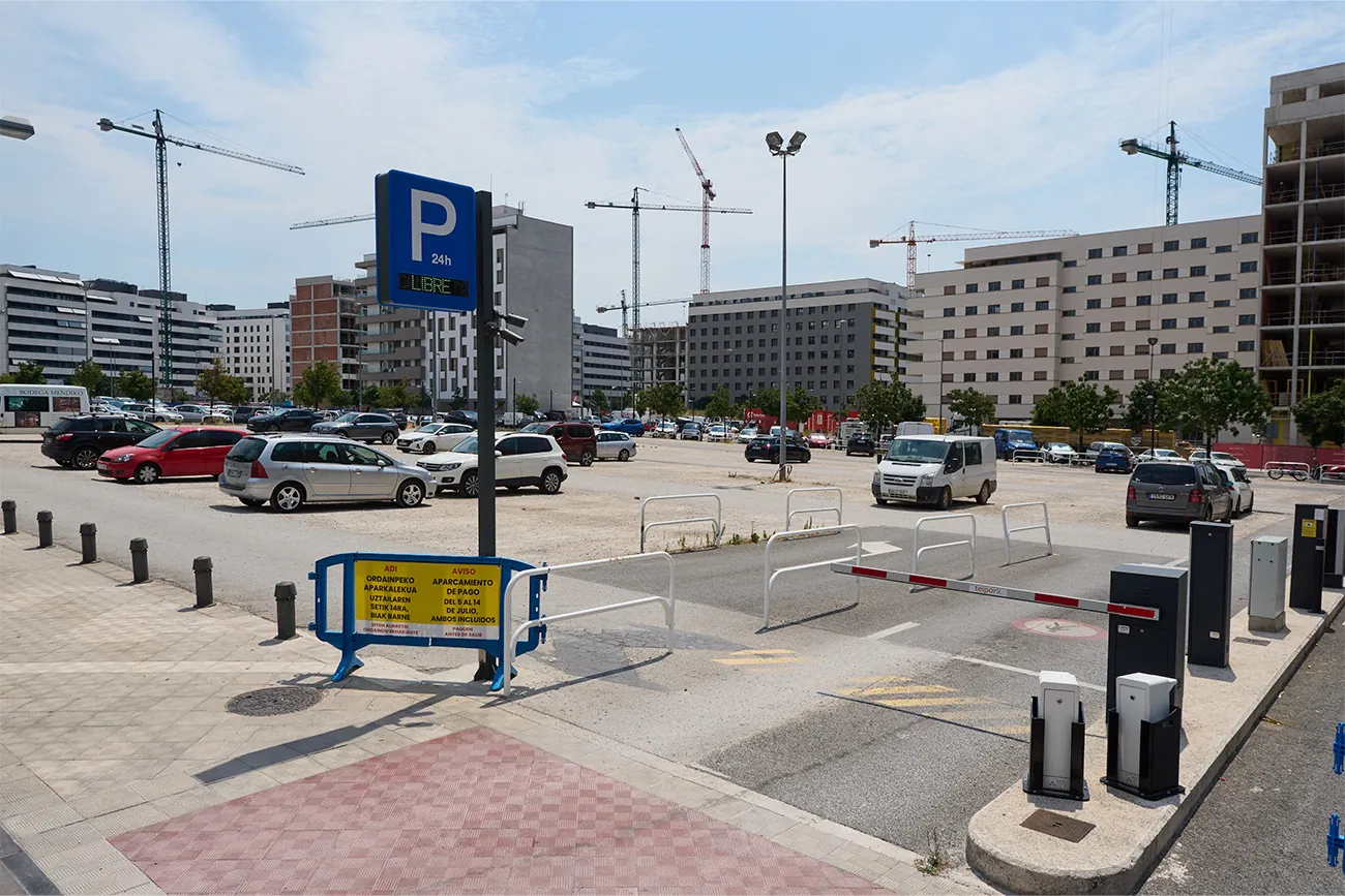 En los 'parkings' de la Milagrosa y Arrosadia también había muchas plazas de aparcamiento libres.