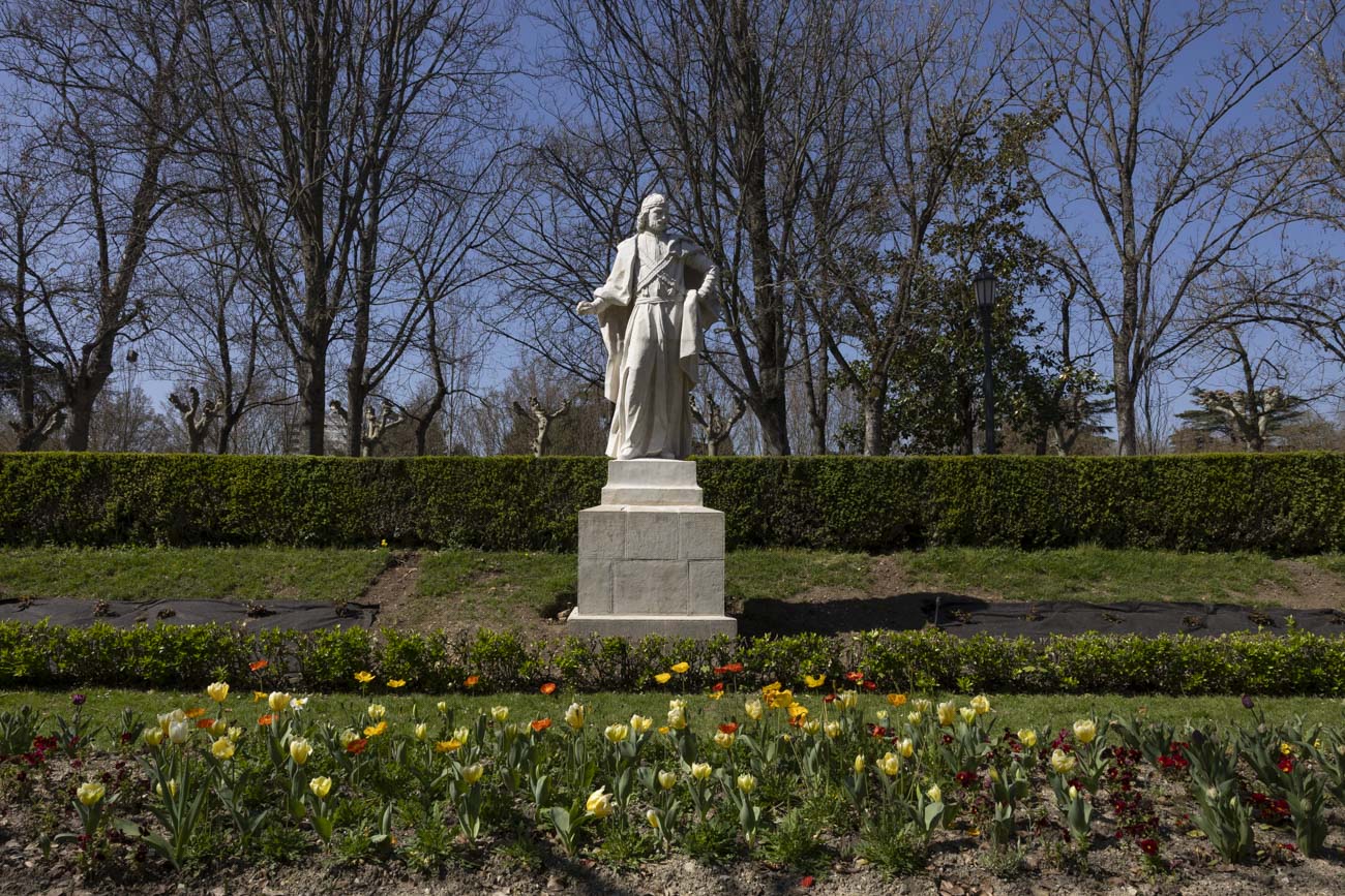 Las flores más curiosas de Pamplona: bocas de dragón, margaritas de un metro y boniatos fosforitos
