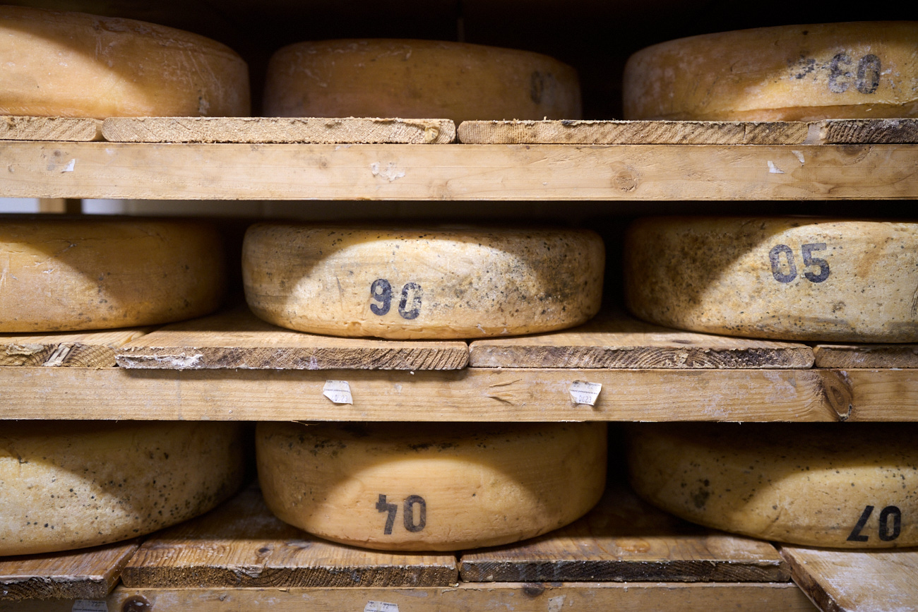 Nuestra protagonista elabora unos 3.000 kilos de queso al año, y los hace de dos tipos: azul y curado.