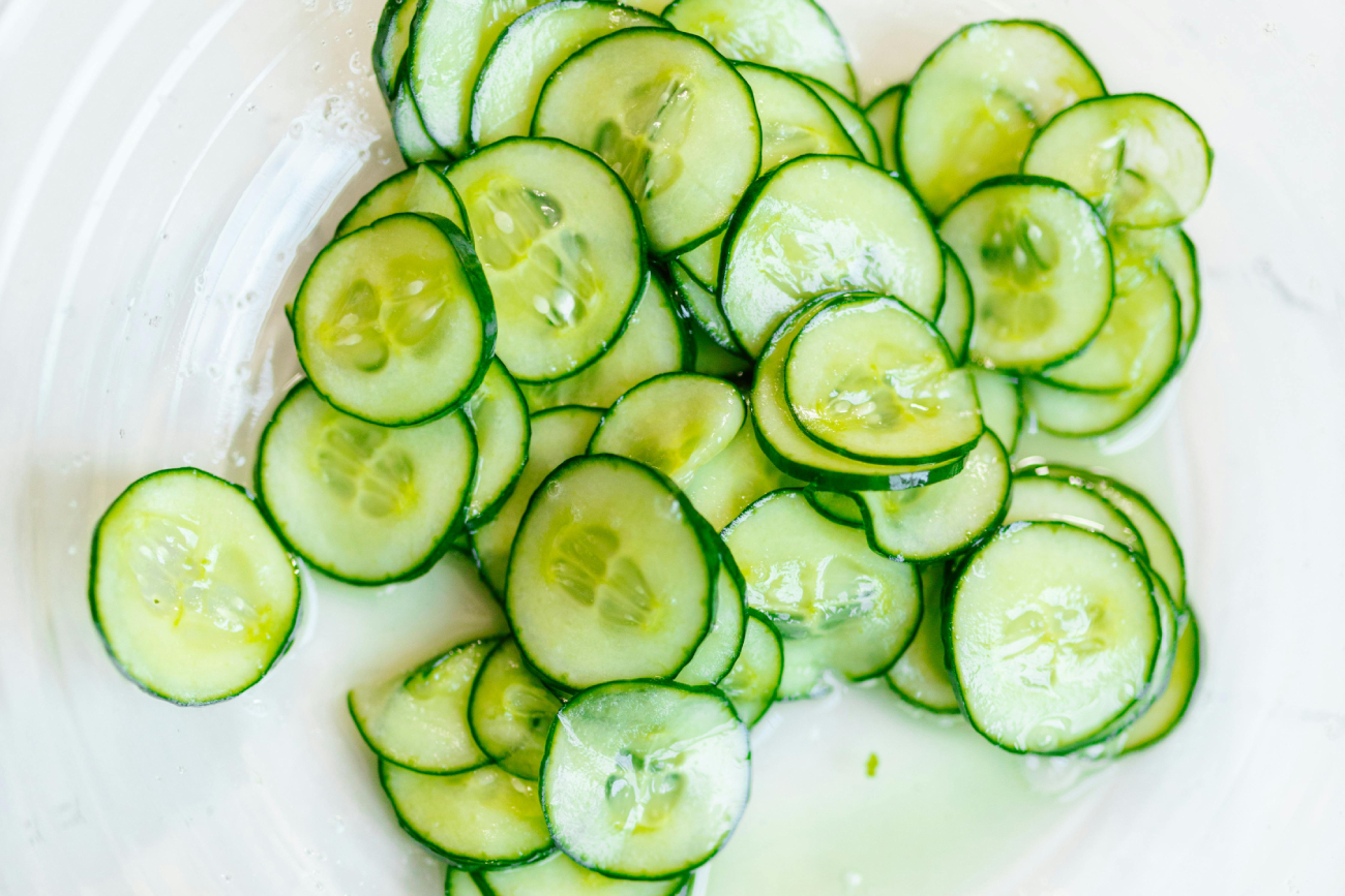 El pepino es bajo en calorías, una excelente fuente de vitamina K y se compone en un 95 % de agua.