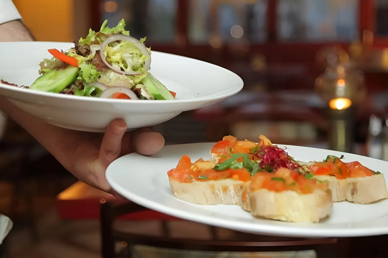La carta se caracteriza por productos locales y de temporada, además de guiños puntuales a otras culturas gastronómicas.