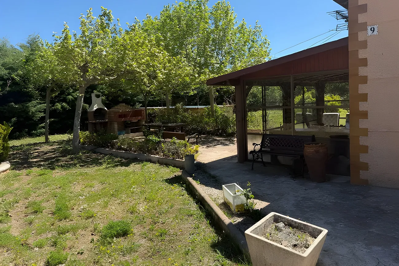 En la avenida del Villar de Corella podemos encontrarnos este acogedor refugio por 89.000 euros.