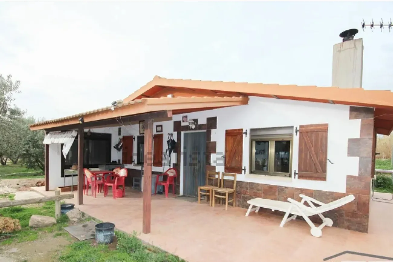Esta casa rural, ubicada en Corella, posee porche cubierto, zona de barbacoa y un cuarto trastero.