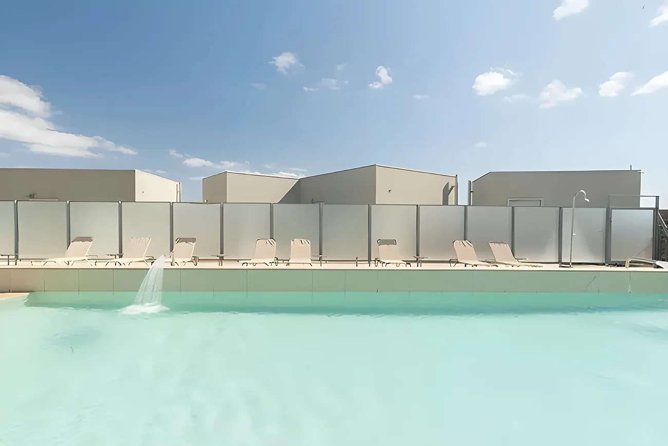 La piscina de Aire de Bardenas, situada junto al huerto ecológico del hotel, permanece abierta durante todo el año.