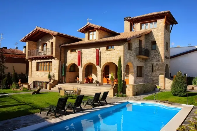 Hoteles con piscina para desconectar de San Fermín sin alejarse de Pamplona