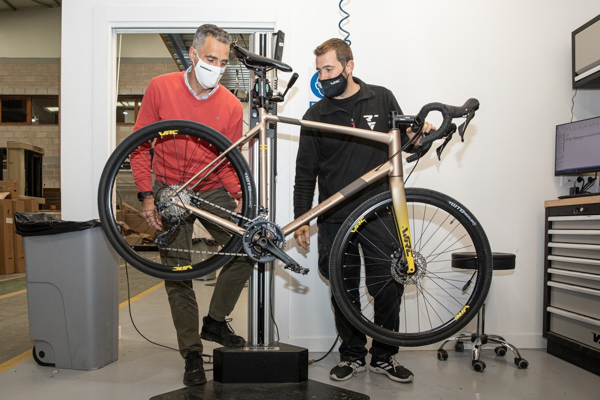 Pruden, junto a uno de los trabajadores durante el proceso de producción de una bicicleta. 