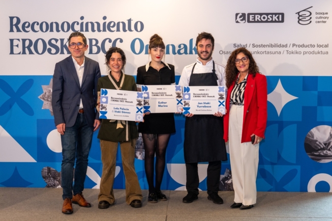 Los tres jóvenes premiados con el Reconocimiento Eroski-BCC Onenak