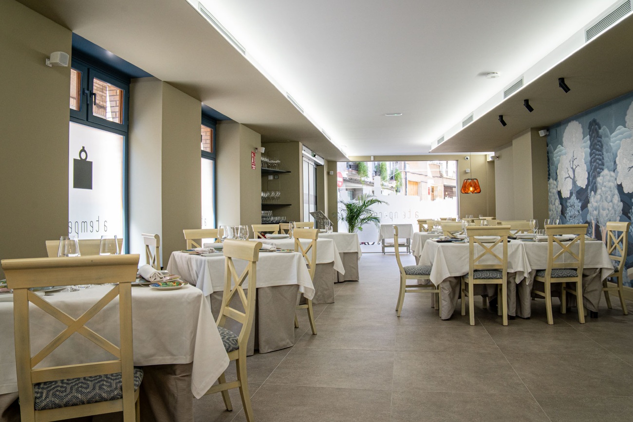 El restaurante, que estará abierto de martes a domingo, tiene capacidad para cincuenta comensales.