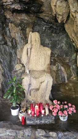 La Ermita de San Juan Xar se encuentra en una gruta en la propia montaña.