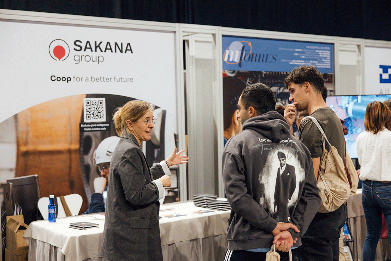 Estudiantes en el stand de Sakana Group, cooperativa especializada en la industrialización y producción integral de piezas de fundición.