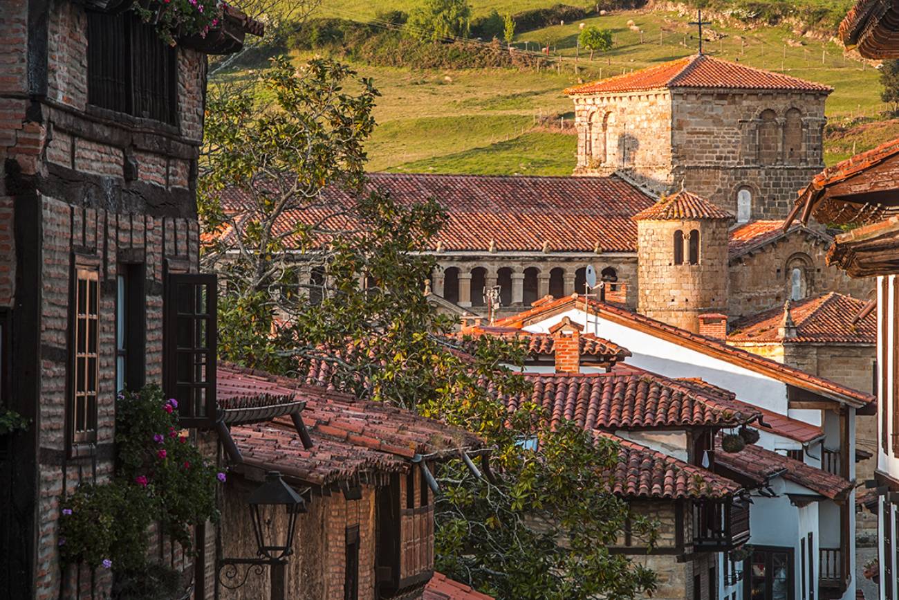 La colegiata de esta localidad es de los monumentos más reconocibles de Cantabria. (Foto: Turismo de Santillana del Mar)