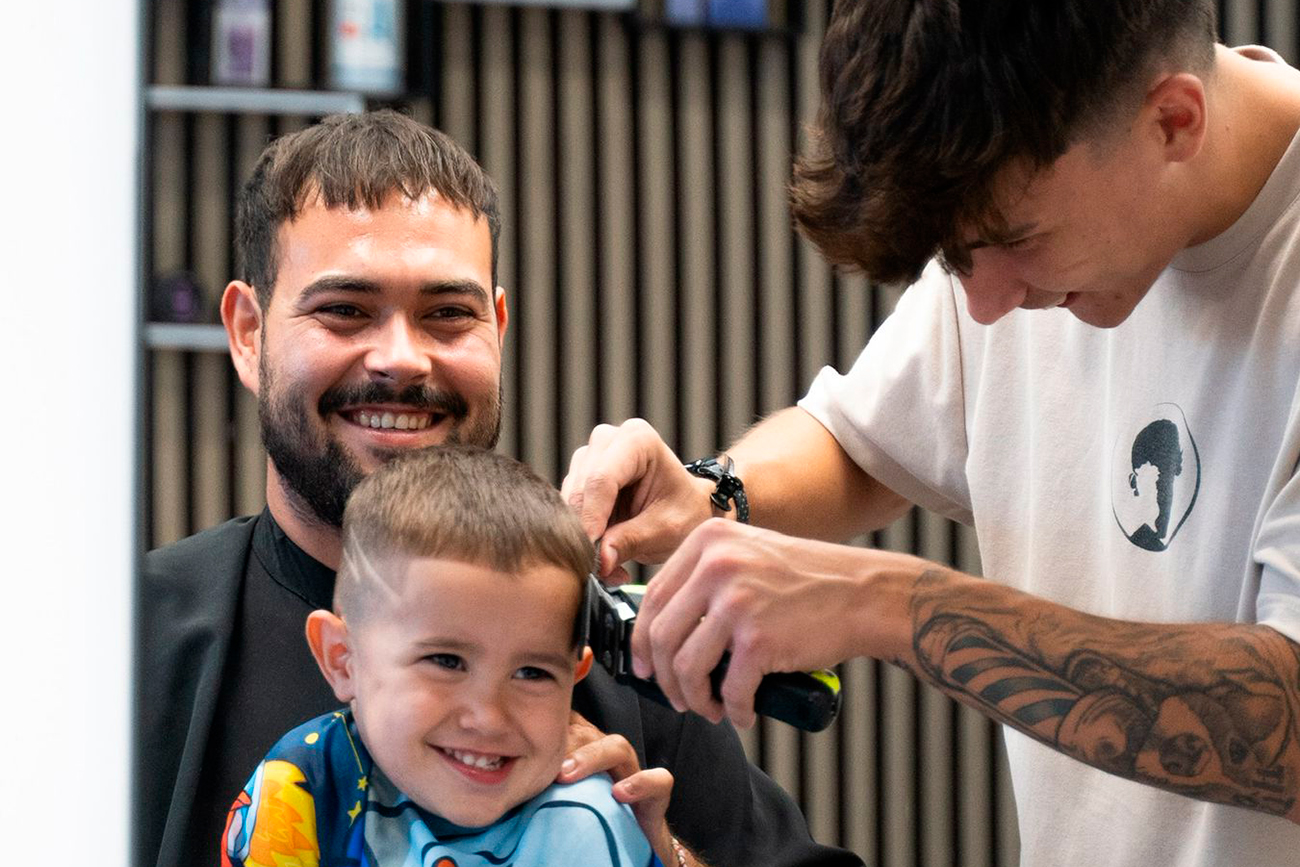 Santos Barber atiende a clientes de todas las edades y realiza los cortes de moda actuales.