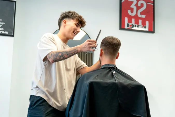Alberto Santos, el peluquero de moda en la Ribera de Navarra que triunfa en TikTok