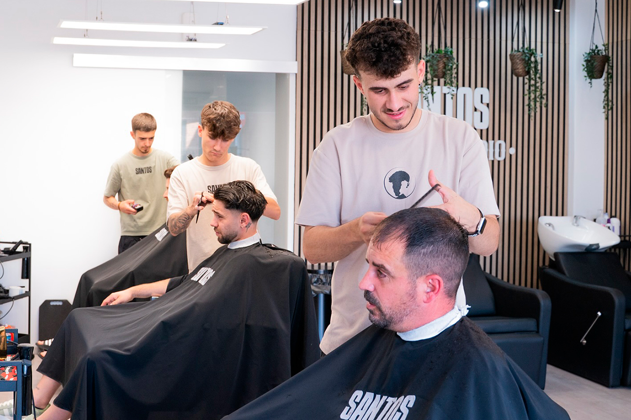 Adrián, Alberto y Bogdan trabajan juntos en una barbería de 55 metros cuadrados en Fustiñana.