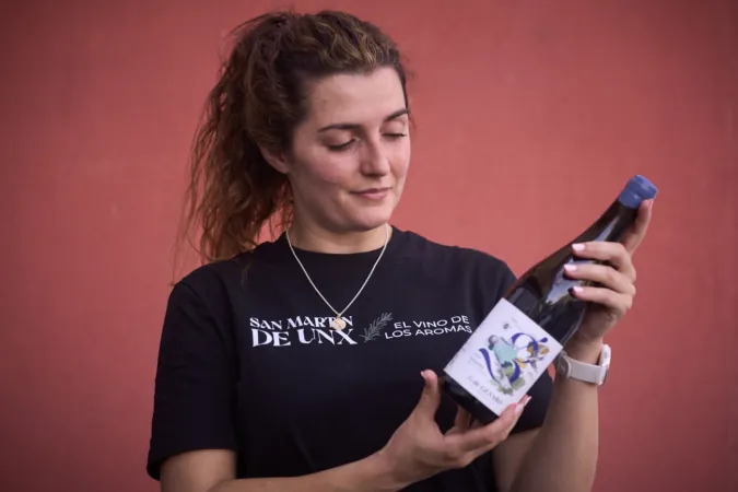 La joven enóloga que ha homenajeado a su abuelo lanzando un vino propio en San Martín de Unx