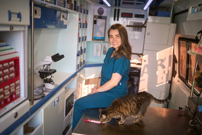 La joven que dejó Madrid para ejercer como veterinaria a domicilio por toda Navarra