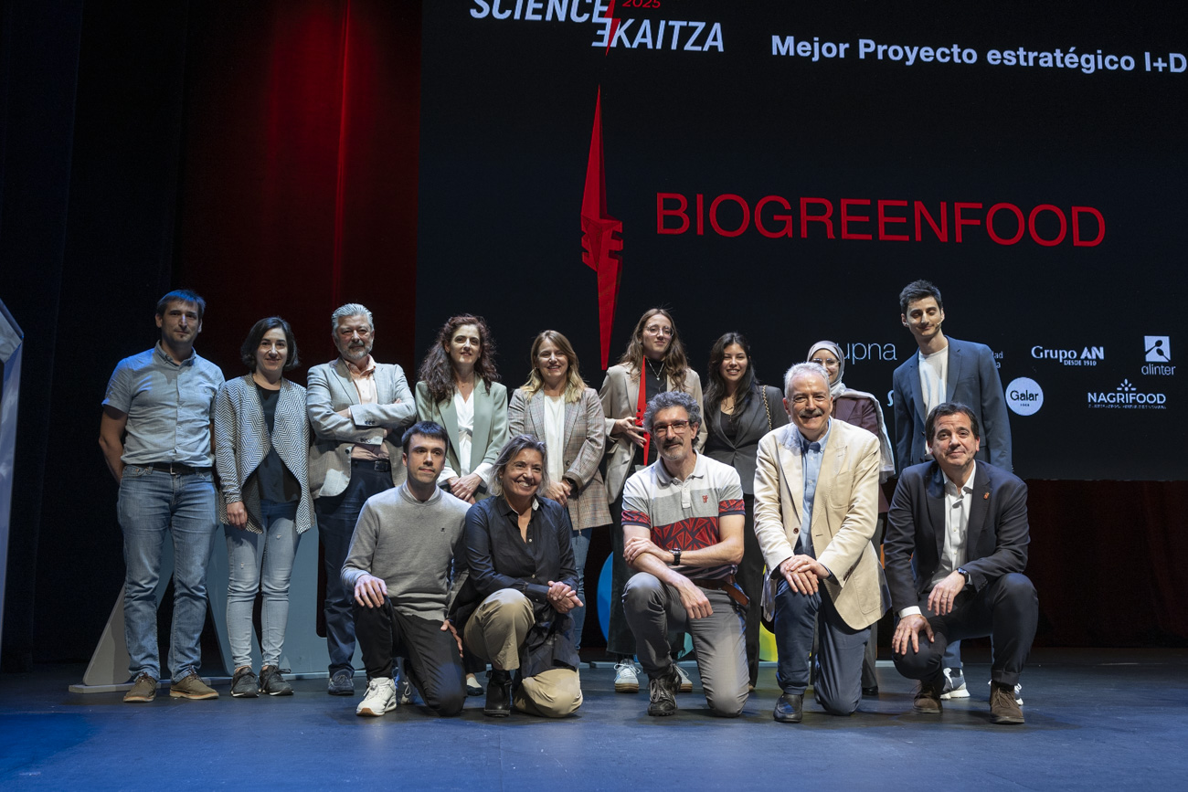 El consejero Mikel Irujo entregó el premio a los representantes del proyecto Biogreenfood.