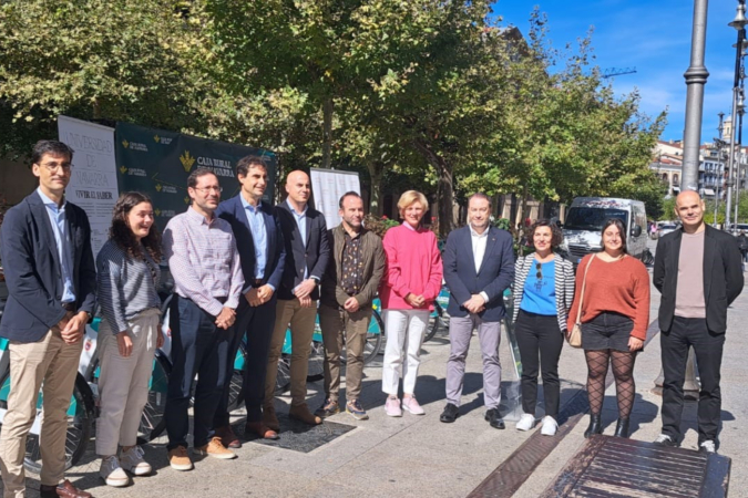 La alianza que fomentará el servicio de alquiler de bicicletas eléctricas entre los universitarios de Pamplona