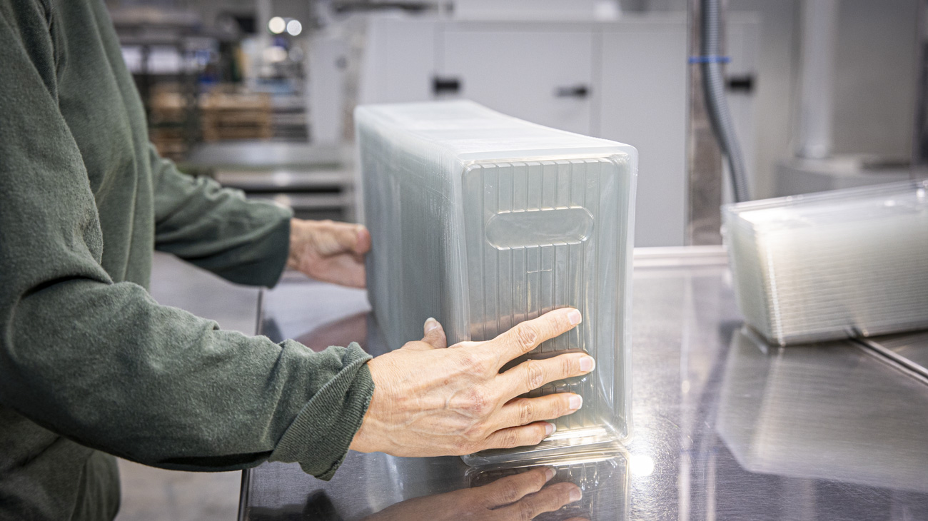 Sena transforma unas 3.000 toneladas de plástico al año para fabricar millones de envases.
