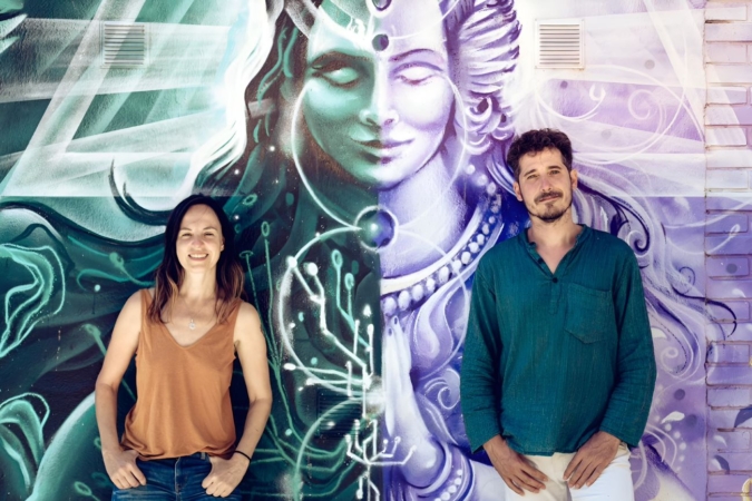 La pareja que dirige un centro de yoga en Pamplona y abrirá otro de 6.000 m2 en Iracheta