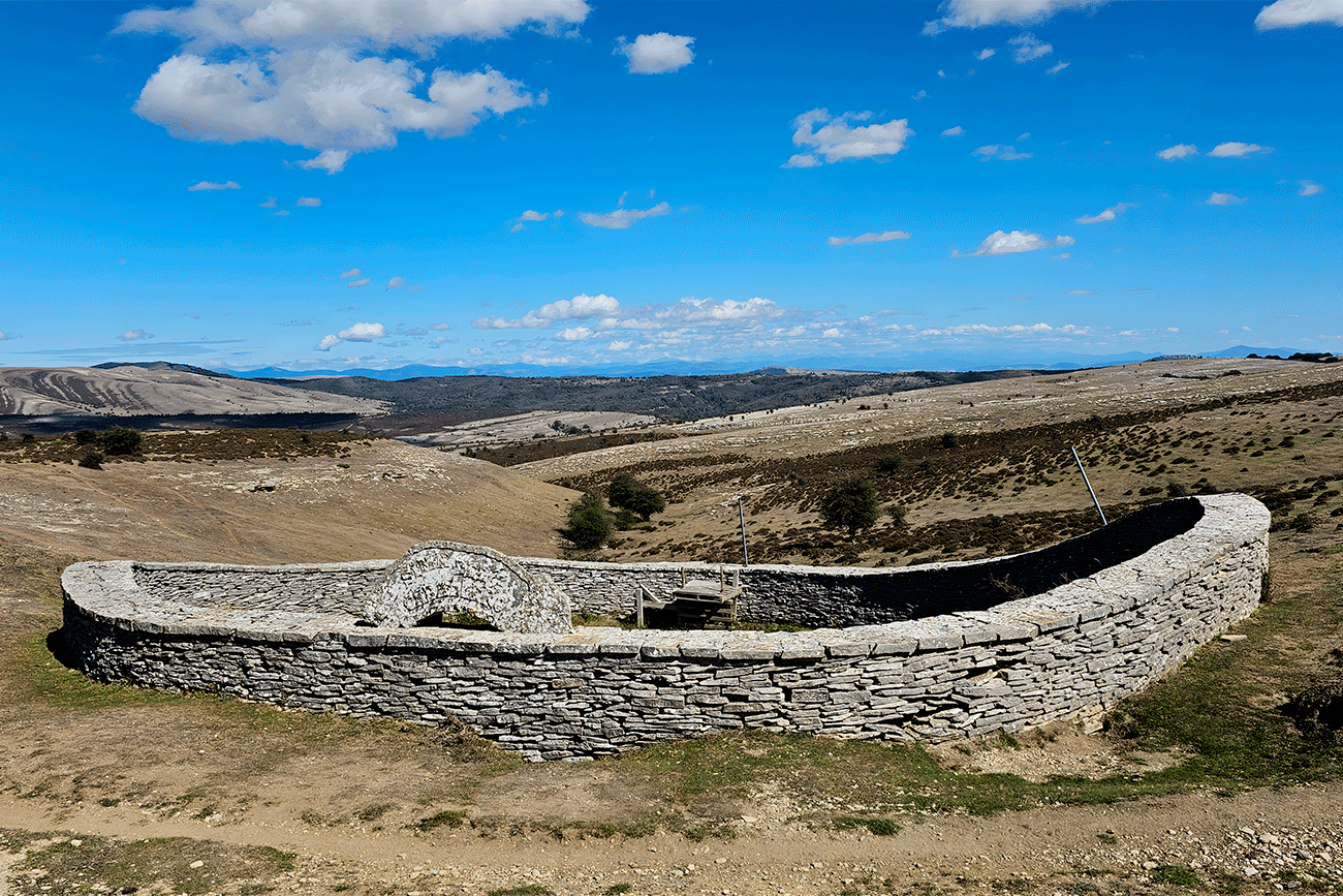 La Sima del Caballero, ubicada en la sierra de Andía. 
