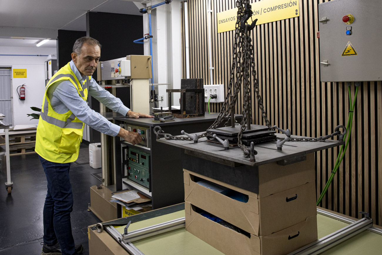 Con esta máquina, el equipo que conforma la UIE comprueba si los nuevos envases son resistentes.