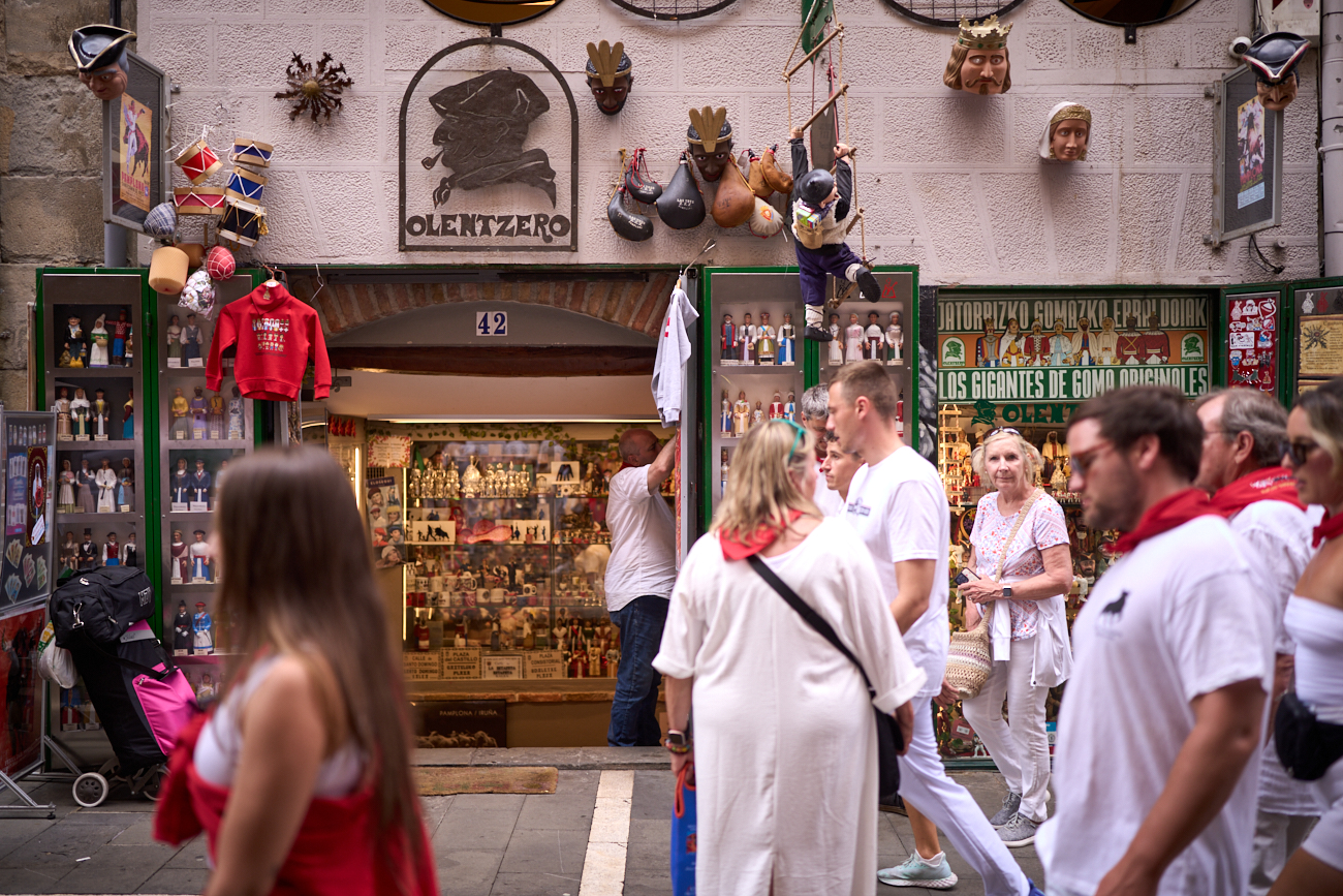 Los establecimientos de suvenires multiplican su personal de cara a las fiestas de San Fermín.