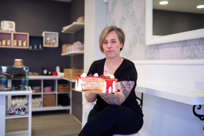 Tania del Árbol, hija de los expropietarios del bar Rancho Grande, abre una pastelería en Arre