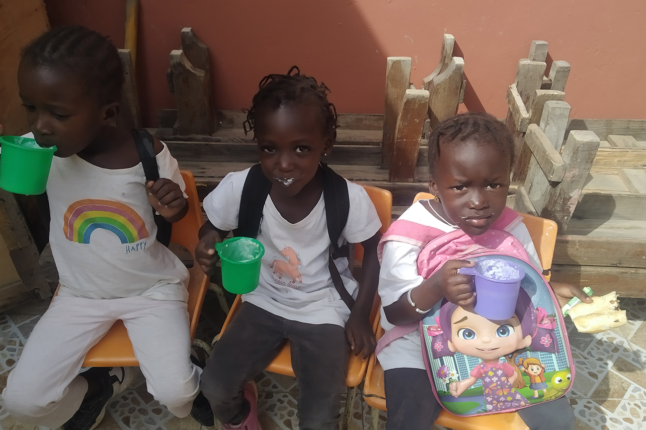 Tres niños de Gambia, con desayunos proporcionados gracias a la colaboración con la ONG Sunu Buga Buga.