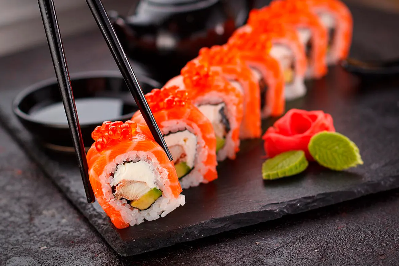 La propuesta gastronómica de la firma se basa en platos como sushi, poke bowls veggies, de atún rojo y salsas picantes, y ramen.