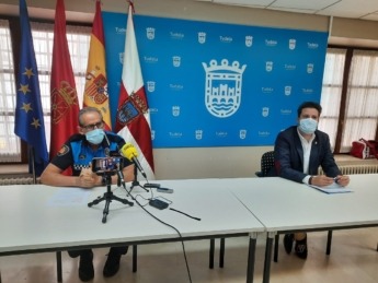 Juan Cruz Ruiz, jefe de Policía Municipal de Tudela y Alejandro Toquero, alcalde de Tudela durante la rueda de prensa.