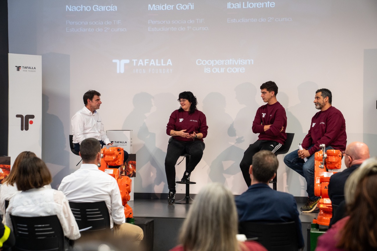 Ignacio Ugalde, con los alumnos Maider Goñi, Nacho García e Ibai Llorente.