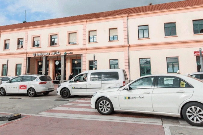 El Defensor del Pueblo de Navarra sugiere ampliar las licencias de taxi en la Comarca de Pamplona