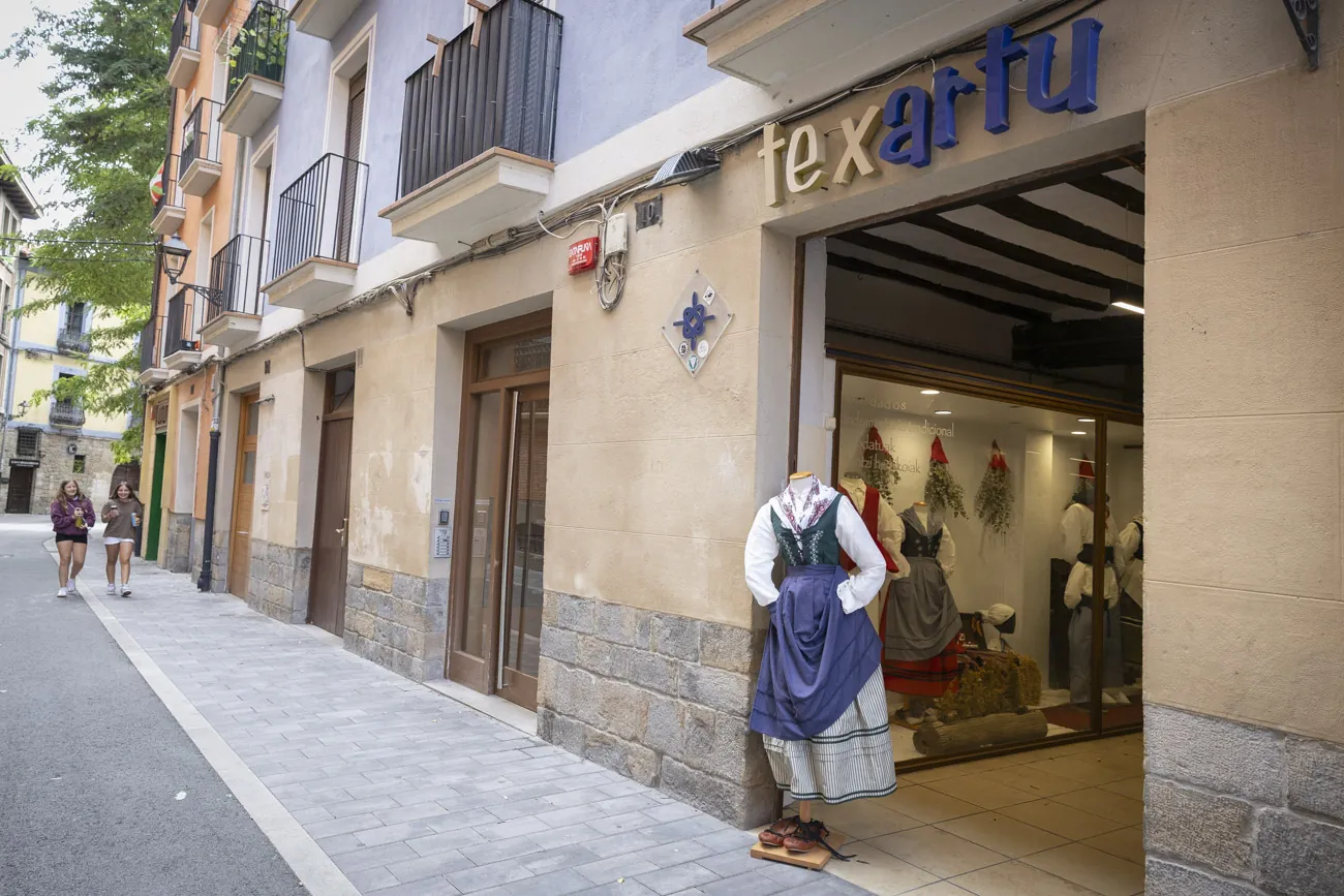 Así compiten los históricos comercios del Casco Viejo pamplonés contra las grandes marcas en San Fermín