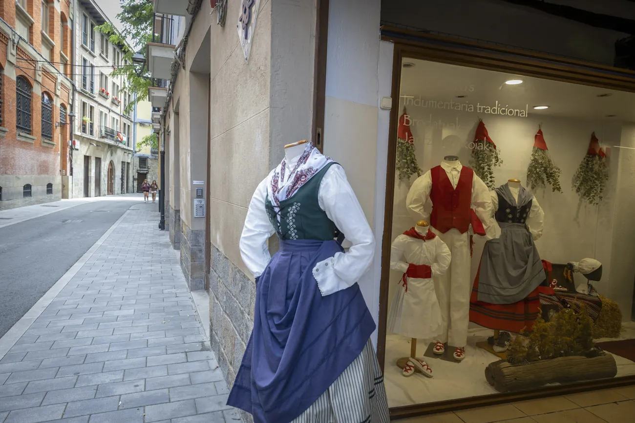 Así compiten los históricos comercios del Casco Viejo pamplonés contra las grandes marcas en San Fermín