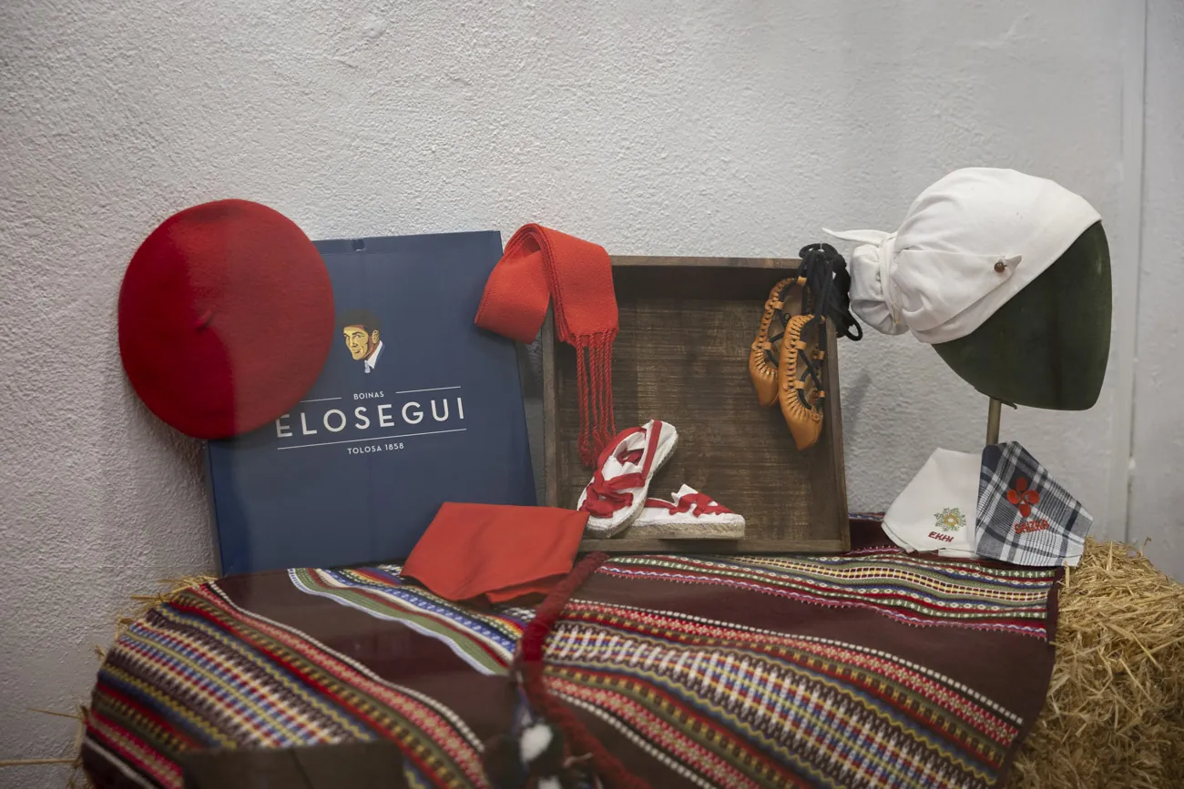 Así compiten los históricos comercios del Casco Viejo pamplonés contra las grandes marcas en San Fermín