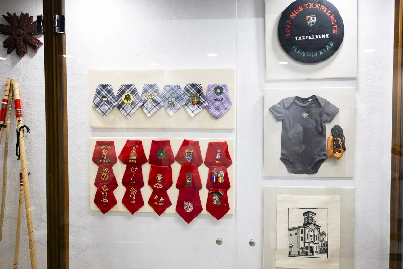 Así compiten los históricos comercios del Casco Viejo pamplonés contra las grandes marcas en San Fermín