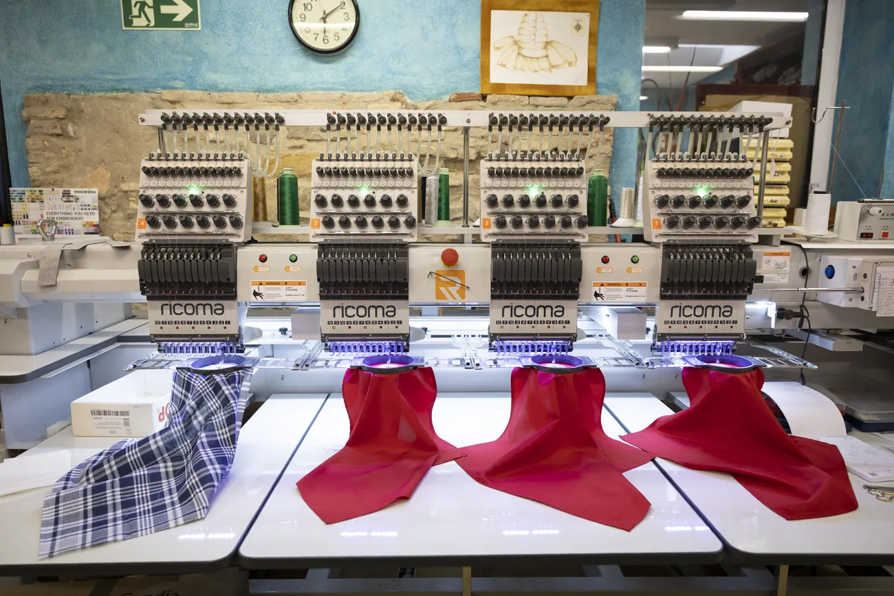 Así compiten los históricos comercios del Casco Viejo pamplonés contra las grandes marcas en San Fermín
