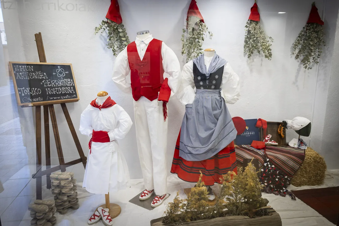 Así compiten los históricos comercios del Casco Viejo pamplonés contra las grandes marcas en San Fermín