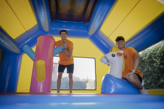 Los jóvenes hermanos que saltan de pueblo en pueblo por Navarra con sus hinchables infantiles
