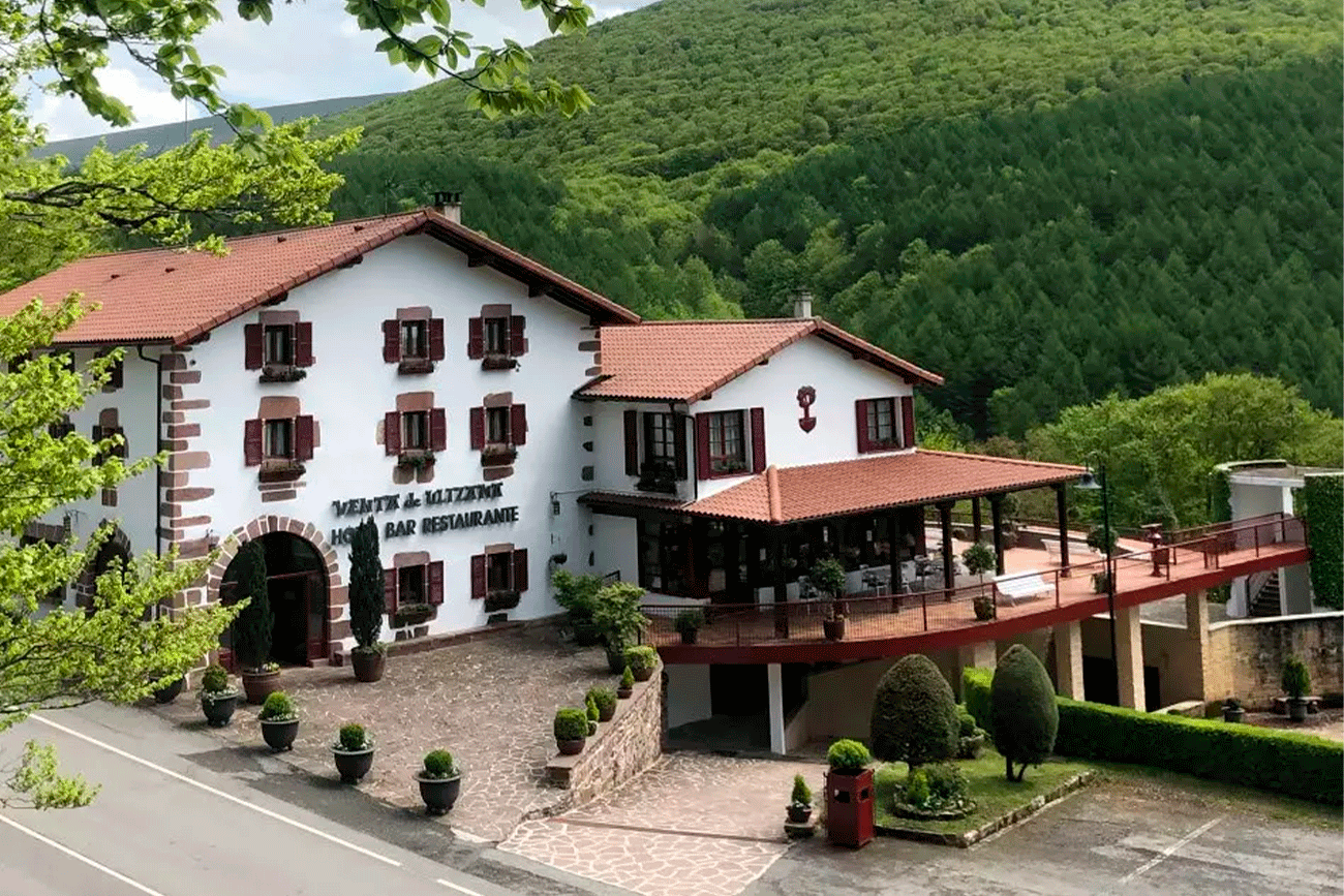 La Venta de Ulzama, regentada por la quinta generación de los Díez de Ulzurrun Goñi, se encuentra en un paraje de ensueño: Belate, la cadena montañosa que une los bosques húmedos atlánticos con las cumbres del Pirineo. (Foto: Hotel Venta de Ulzama)